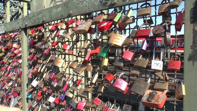 köln hohenzollernbrücke liebesschlösser