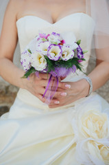 Obraz na płótnie Canvas Wedding bouquet in hands of the bride