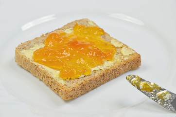Toast mit Aprikosenmarmelade 01