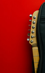 Gitara na tle czerwonej ściany
