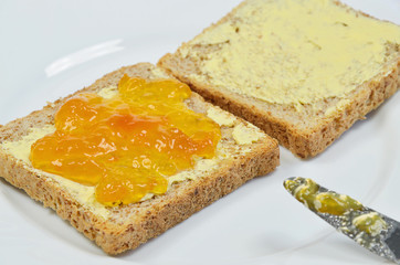 Toast mit Aprikosenmarmelade 04