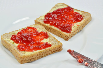 Toast mit Erdbeermarmelade 10