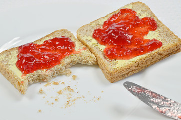 Toast mit Erdbeermarmelade 15