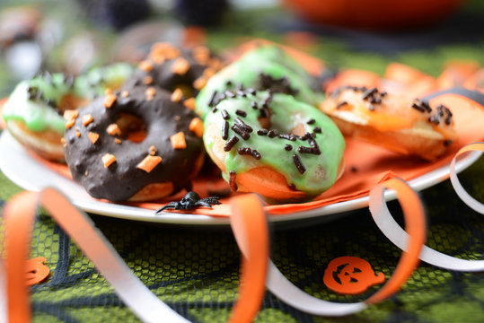Bunte Halloween-Donuts