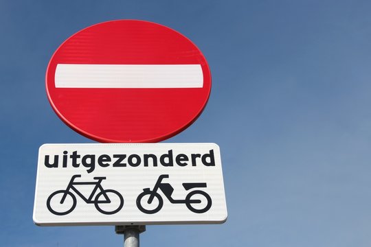 niederl&auml;ndisches Verkehrszeichen: Verbot der Einfahrt f&uuml;r Fahrzeuge aller Art/ ausgenommen Mofas, Kleinkraftr&auml;der und Fahrr&auml;der