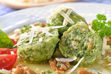 Südtiroler Spinatknödel mit Butter, Walnüssen und Parmesan
