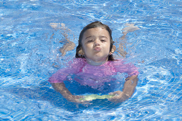 Fototapeta na wymiar niña nadando
