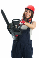 Frau mit Kettensäge