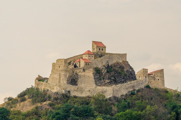 Fototapeta na wymiar Stary średniowiecznej twierdzy w Karpatach