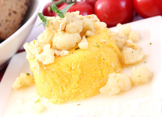 Polenta mit Blumenkohl