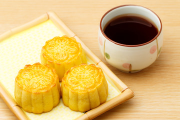 Chinese traditional mooncake and tea