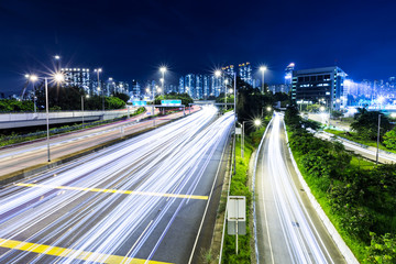 Fototapeta na wymiar Zajęty ruchu na drogach w nocy