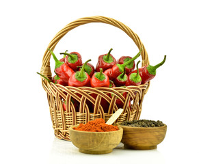 Papryka z pieprzem na białym tle