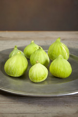 Obraz premium green fresh figs in a plate