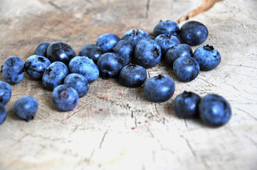 Blueberries on wood © mazurian