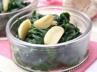 Blattspinat mit Knoblauch