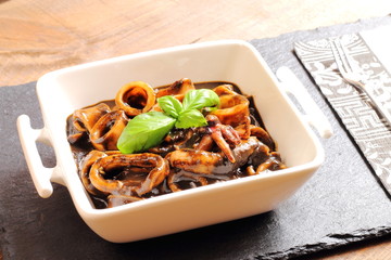 Calamares en su tinta. Squid in ink sauce
