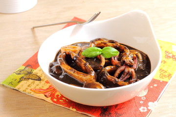 Calamares en su tinta. Squid in ink sauce
