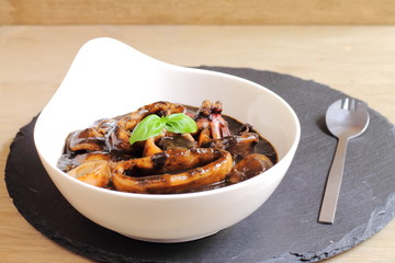 Calamares en su tinta. Squid in ink sauce