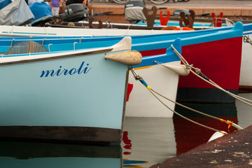 Fototapeta na wymiar Kolorowe łodzie w porcie w Bardolino