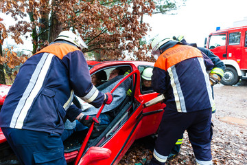 Unfall - Feuerwehr rettet Unfallopfer aus Auto