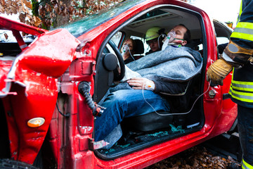 Autounfall - Verunglückte in einem Autowrack