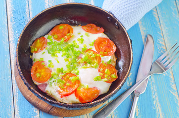 fried eggs with fresh tomato