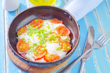 fried eggs with fresh tomato