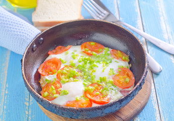 fried eggs with fresh tomato