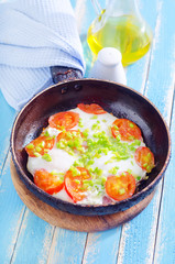 fried eggs with fresh tomato