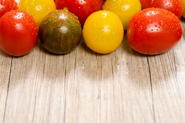 Bunte Tomaten auf einem Brett mit Textfreiraum