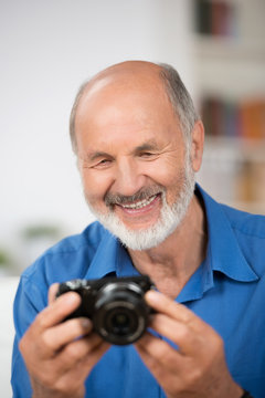 älterer mann mit fotokamera