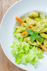 Spaghetti pesto sauce