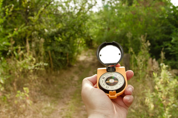 Naklejka premium Compass in his hand tourist indicates the direction