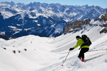 Fototapeta na wymiar Skifahren im Hochgebirge auf Skitour
