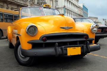 Fototapeta na wymiar ¯ółty Kubańska Taxi
