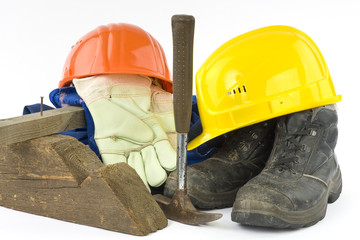 Ein Lattenhammer und die Arbeitsschutzbekleidung eines Bauarbeit