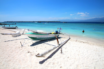 Indonésie - plage avec jukung (Gili) © Brad Pict