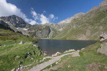 Fototapeta na wymiar Mountain lake, National park of pyrenees, France