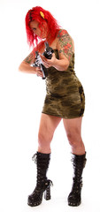Rothaarige Frau mit Sexy Uniform und Gewehr