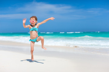 Fototapeta premium Cute little girl at beach