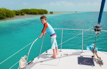 Obraz premium Little boy at luxury yacht
