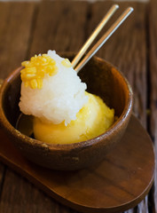 Mango sherbet and sticky rice