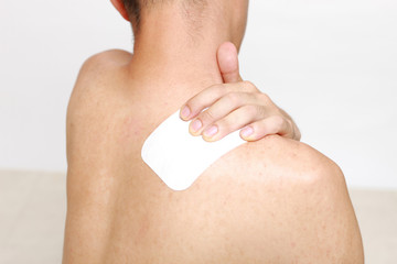 肩凝りに悩む男性