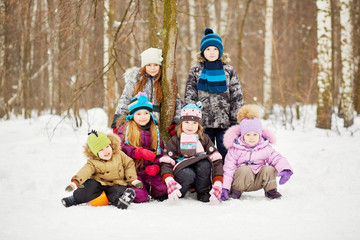 Fototapeta na wymiar Group portrait of six children in winter park