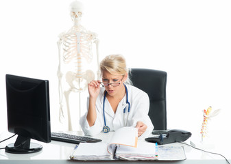 Ärztin liest in Krankenakten