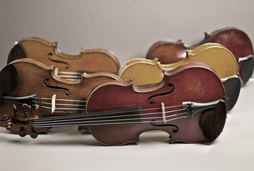 Obraz premium Beautiful violin lying on the floor