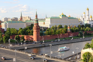 Obraz premium Ship on Moskva river, Vodovzvodnaya Tower of Kremlin