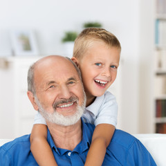 lachender junge umarmt seinen opa