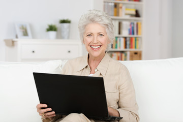 seniorin arbeitet am laptop